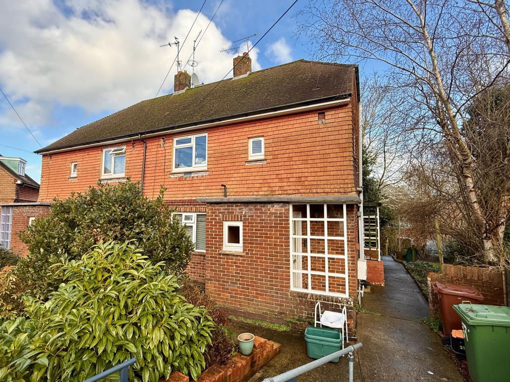 Lot: 87 - FIRST FLOOR FLAT FOR IMPROVEMENT - Front View of First Floor Flat in Need of Improvement